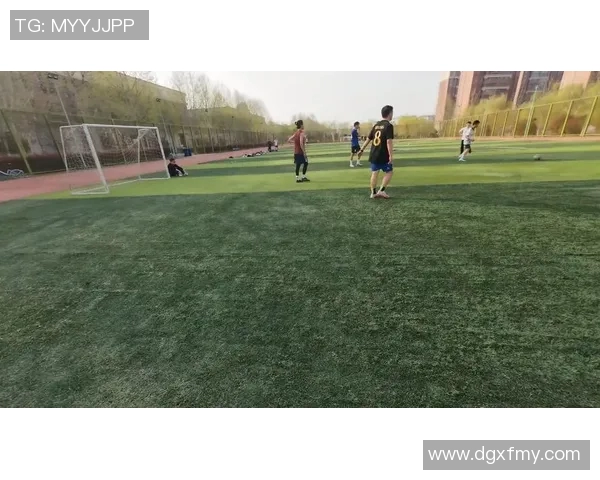 足球球星健身日常揭秘：从第一视角看运动员如何塑造完美体型