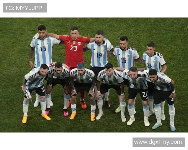 足球巨星与摄影师镜头下的精彩瞬间揭秘 展现球场外的真实与魅力 足球巨星与摄影师镜头下的精彩瞬间揭秘 展现球场外的真实与魅力