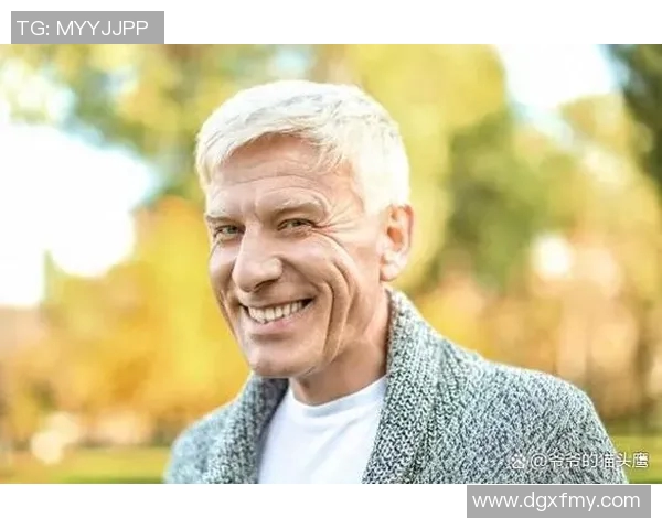 卫衣鲁本迪亚斯展现足球场外的时尚魅力与个人风格