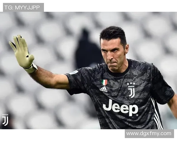 足球巨星胸肌力量美感展现赛场激情与无限魅力